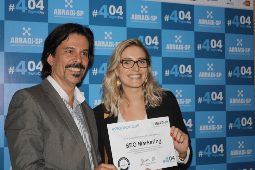 Daniela Fávero recebeu o certificado oficial de agência associada à entidade